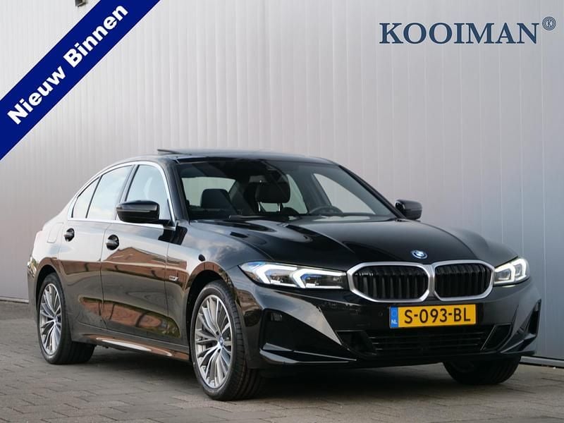 Zwart Gebruikt 2023 BMW 320e Sedan | € 36.450 (Eerlijke prijs) - Afbeelding 1/4