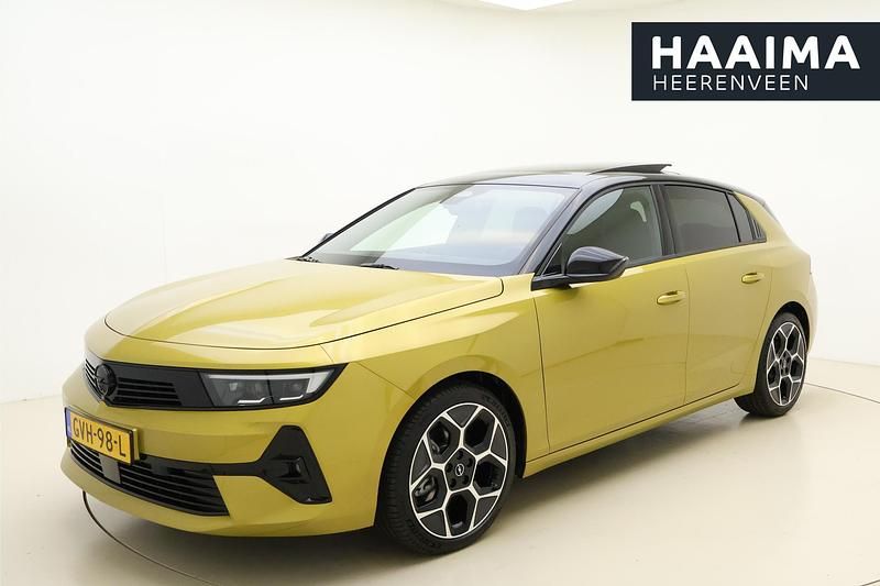 Geel Occasion 2024 Opel Astra Ultimate Hatchback | € 31.645 (Eerlijke prijs) - Afbeelding 1/4