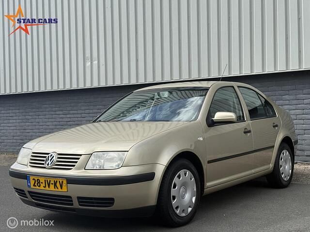 Beige Gebruikt 2002 VW Bora Sedan | € 1.950 (Eerlijke prijs) - Afbeelding 1/4
