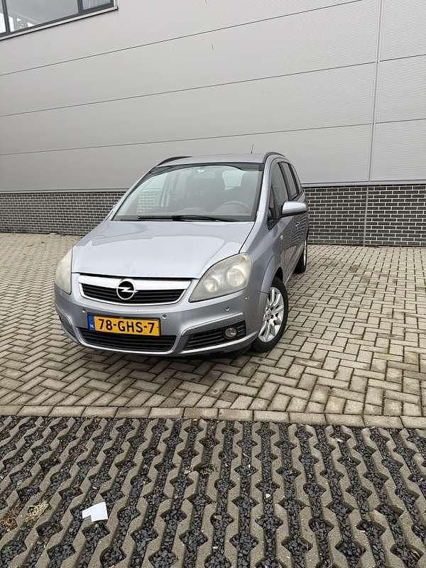 Grijs Gebruikt 2008 Opel Zafira MPV | € 1.750 (Goede deal) - Afbeelding 1/4