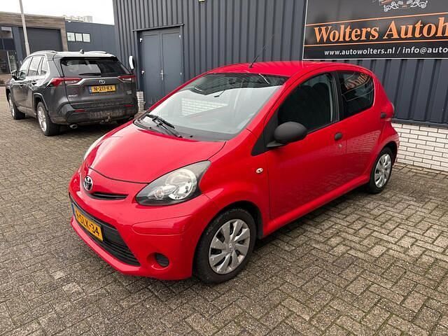Occasion Toyota Aygo 68 PK (50 kW) 2013 Rood Hatchback