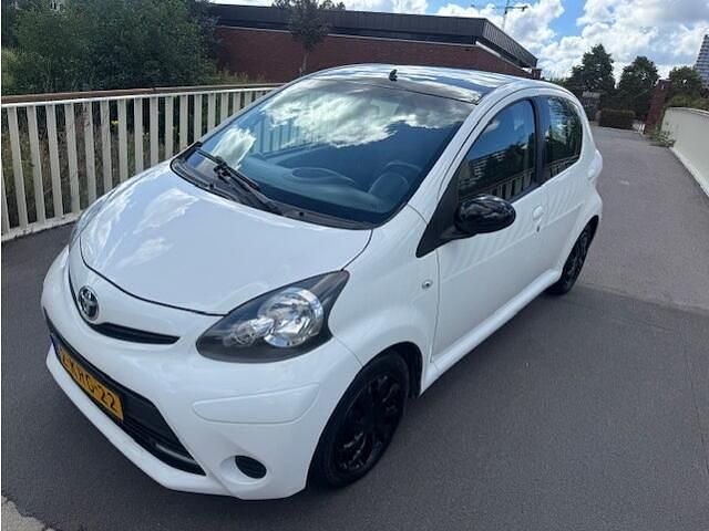 Wit Gebruikt 2013 Toyota Aygo Hatchback | € 3.450 (Eerlijke prijs) - Afbeelding 1/4