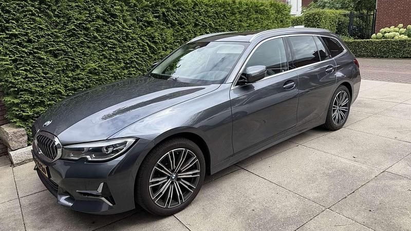 Grijs Gebruikt 2020 BMW 320 Executive Stationwagen | € 25.900 (Goede deal) - Afbeelding 1/4