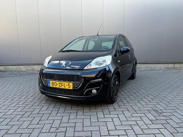 Zwart, metallic lak Gebruikt 2012 Peugeot 107 Envy Hatchback | € 2.450 (Goede deal) - Afbeelding 1/4
