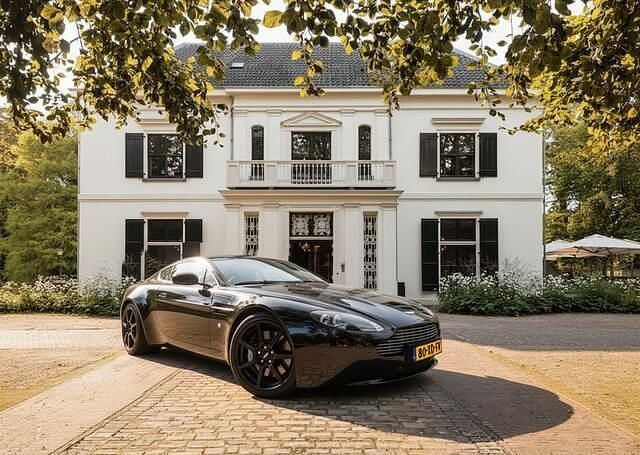 Zwart (metallic) Gebruikt 2007 Aston Martin V8 Vantage Coupé | € 49.950 (Eerlijke prijs) - Afbeelding 1/4