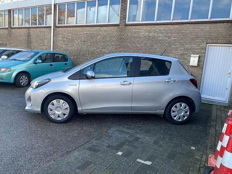 Grijs Gebruikt 2015 Toyota Yaris Hybrid Comfort Hatchback | € 9.499 (Goede deal) - Afbeelding 1/4