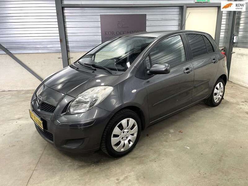 Grijs, metallic lak Gebruikt 2009 Toyota Yaris Hatchback | € 4.750 (Eerlijke prijs) - Afbeelding 1/4