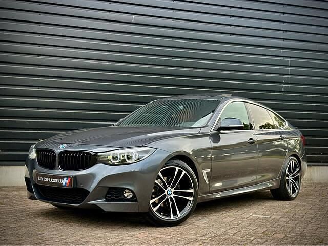 Grijs / mineralgrau metallic (b39) Gebruikt 2019 BMW 320 M Sport Hatchback | € 26.950 (Goede deal) - Afbeelding 1/4
