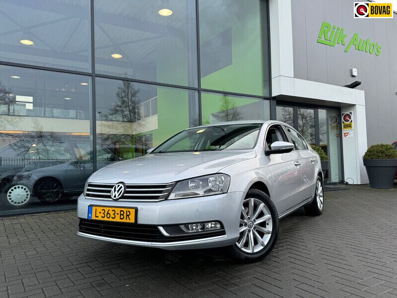 Grijs Gebruikt 2021 VW Passat Highline Sedan | € 12.945 - Afbeelding 1/4