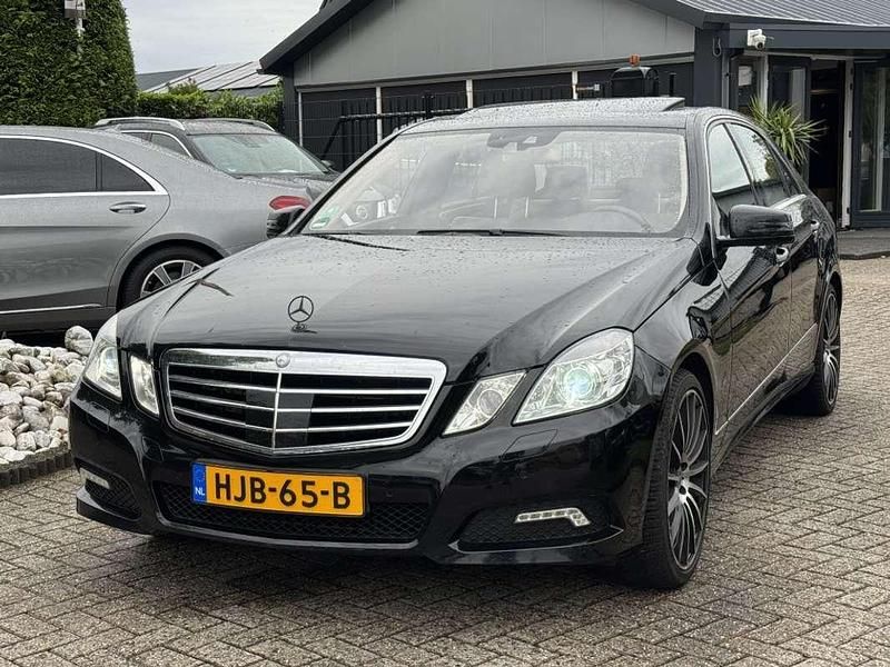 Zwart Gebruikt 2009 Mercedes E500 Avantgarde Sedan | € 17.950 - Afbeelding 1/4