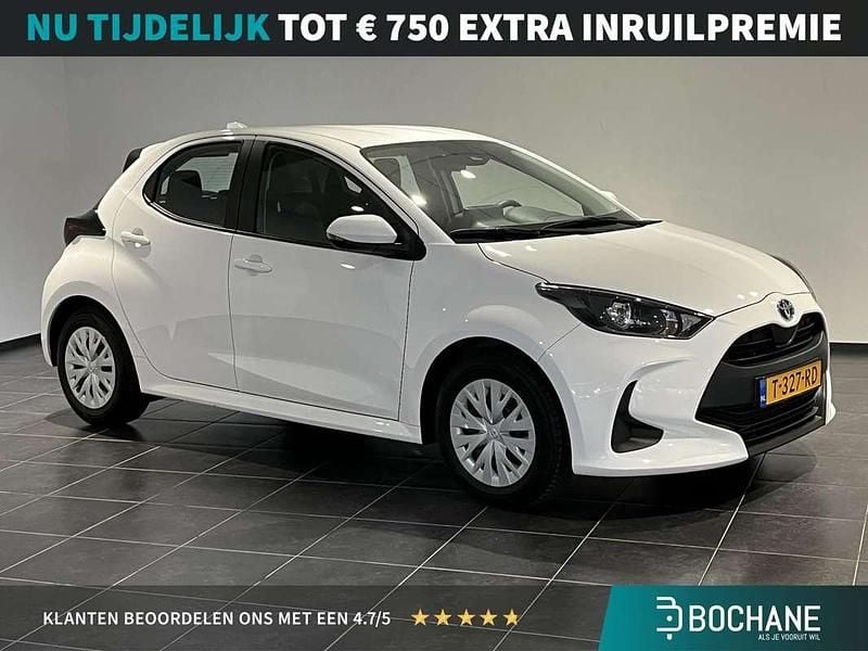 Pure white (040) Gebruikt 2023 Toyota Yaris Hybrid Active Hatchback | € 20.245 (Goede deal) - Afbeelding 1/4