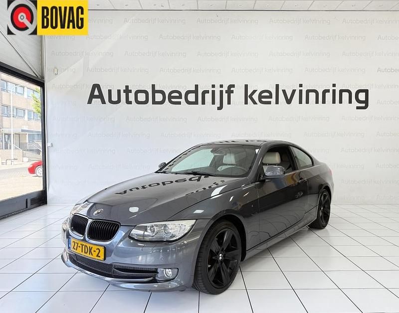 Grijs Gebruikt 2012 BMW 320 M Sport Coupé | € 13.150 - Afbeelding 1/4