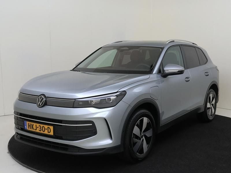 Grijs Gebruikt 2025 VW Tiguan Edition SUV | € 46.750 (Super prijs) - Afbeelding 1/4