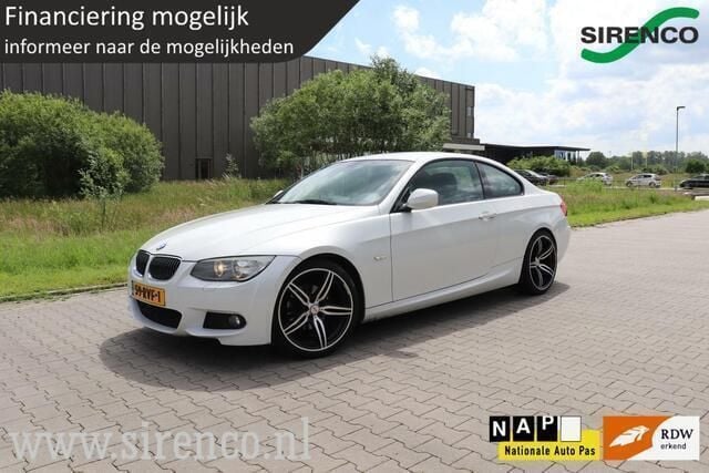 Wit Occasion 2011 BMW 320 Executive Coupé | € 7.993 (Eerlijke prijs) - Afbeelding 1/4