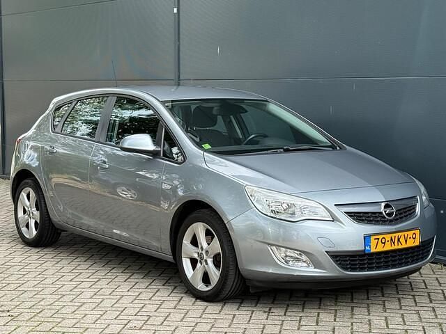 Grijs Gebruikt 2010 Opel Astra Edition Hatchback | € 3.445 (Eerlijke prijs) - Afbeelding 1/4