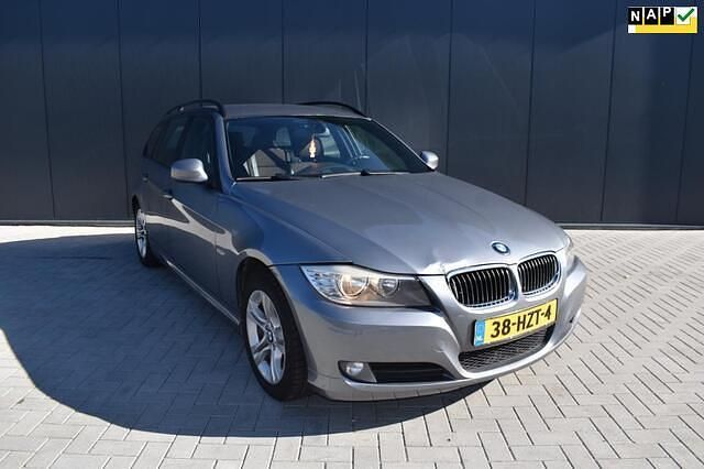 Grijs Gebruikt 2009 BMW 318 Stationwagen | € 2.450 (Eerlijke prijs) - Afbeelding 1/4