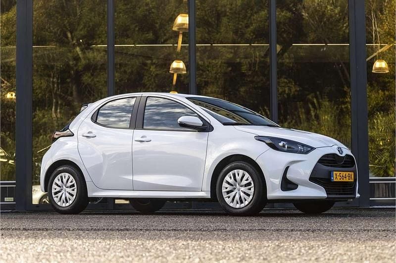 Wit Gebruikt 2023 Toyota Yaris Hybrid Active Hatchback | € 18.500 (Super prijs) - Afbeelding 1/4