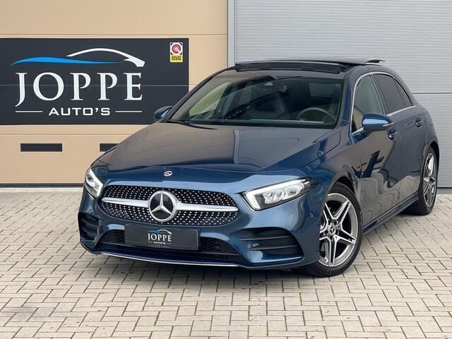 Blauw, metallic lak Gebruikt 2022 Mercedes A180 AMG line Hatchback | € 35.950 (Duur) - Afbeelding 1/4