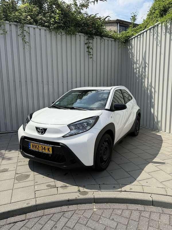 Wit Gebruikt 2024 Toyota Aygo Hatchback | € 14.500 (Super prijs) - Afbeelding 1/4