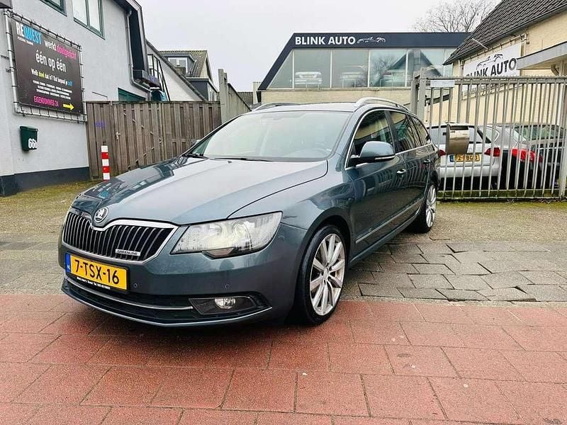 Grijs, metallic lak Gebruikt 2014 Skoda Superb Business Line Stationwagen | € 5.499 - Afbeelding 1/4