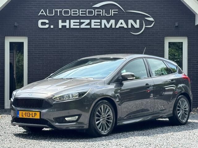 Grijs Occasion 2017 Ford Focus ST-Line Hatchback | € 9.945 (Eerlijke prijs) - Afbeelding 1/4
