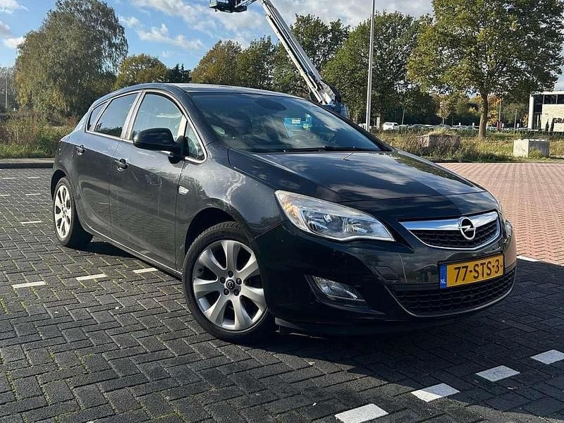 Zwart Gebruikt 2011 Opel Astra Edition MPV | € 3.700 (Goede deal) - Afbeelding 1/4