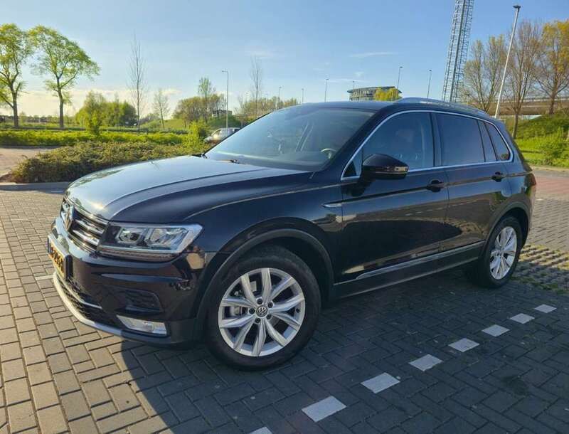 Zwart Gebruikt 2017 VW Tiguan Highline SUV | € 19.999 (Eerlijke prijs) - Afbeelding 1/4
