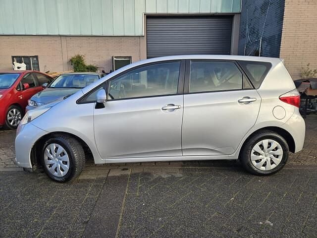 Occasion Toyota Verso-S 99 PK (72 kW) 2011 Grijs (metallic) MPV