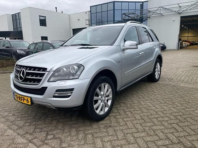 Grijs Gebruikt 2011 Mercedes 300 Edition 1 SUV | € 9.950 - Afbeelding 1/4