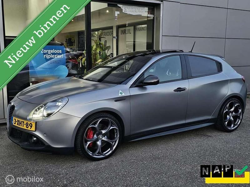 Grijs Gebruikt 2014 Alfa Romeo Giulietta Quadrifoglio Verde Hatchback | € 13.995 (Eerlijke prijs) - Afbeelding 1/4