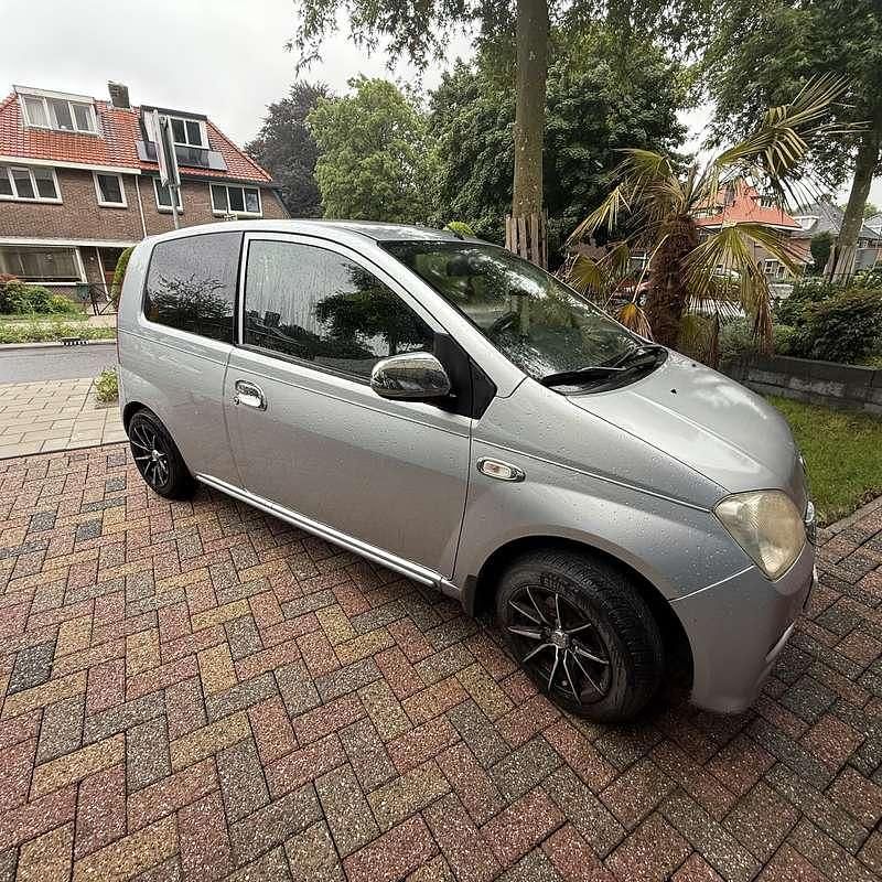 Grijs Gebruikt 2006 Daihatsu Cuore Hatchback | € 1.550 (Eerlijke prijs) - Afbeelding 1/4