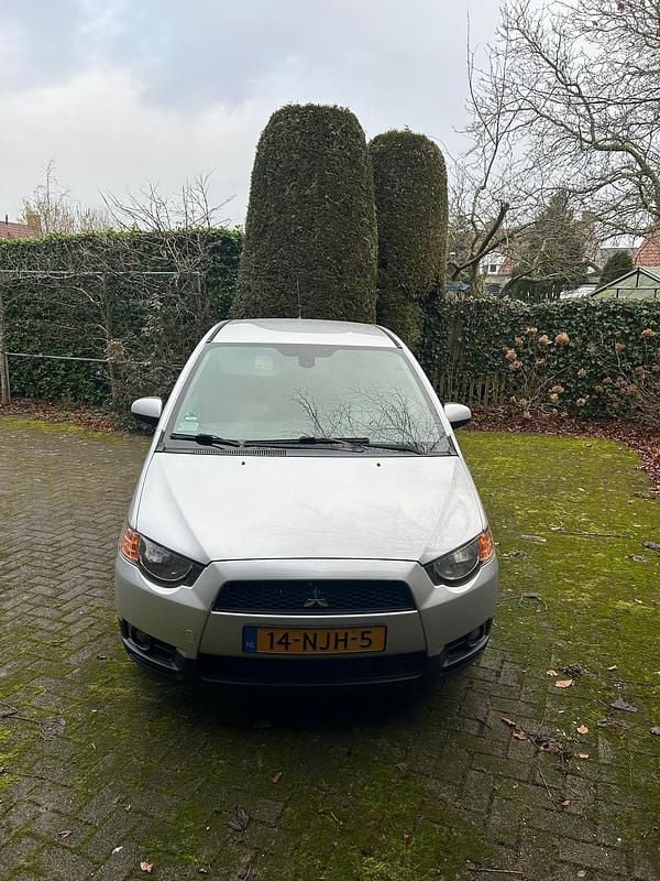 Grijs (metallic) Occasion 2010 Mitsubishi Colt Edition Hatchback | € 2.000 (Eerlijke prijs) - Afbeelding 1/4
