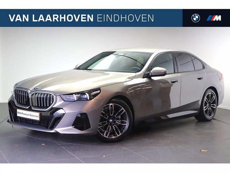 Oxidgrau (grijs metallic) Gebruikt 2025 BMW 530e Comfort Edition Sedan | € 64.950 - Afbeelding 1/4