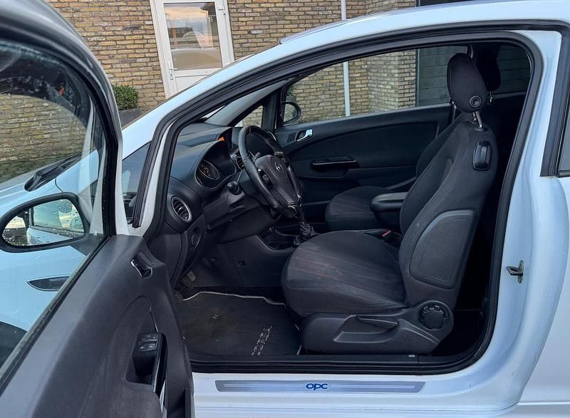 Wit Occasion 2009 Opel Corsa Sport Hatchback | € 2.850 (Iets duurder) - Afbeelding 1/4