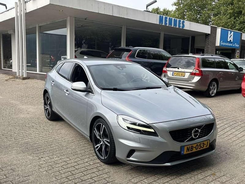 Zilver, metallic lak Gebruikt 2017 Volvo V40 R-Design Stationwagen | € 14.875 (Eerlijke prijs) - Afbeelding 1/4