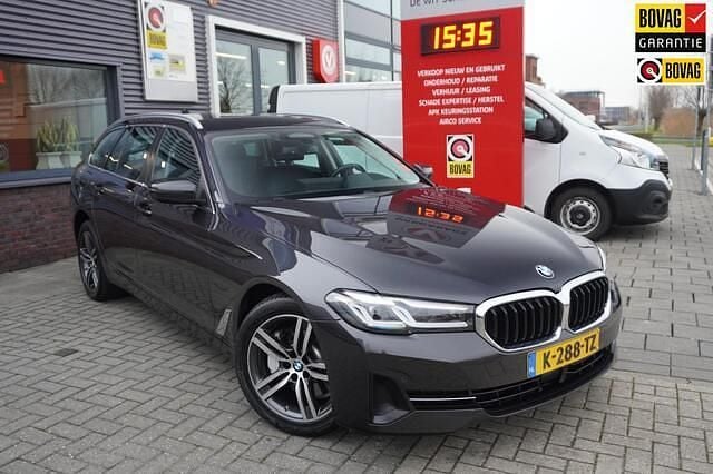 Grijs Occasion 2021 BMW 530e Executive Stationwagen | € 29.950 (Goede deal) - Afbeelding 1/4