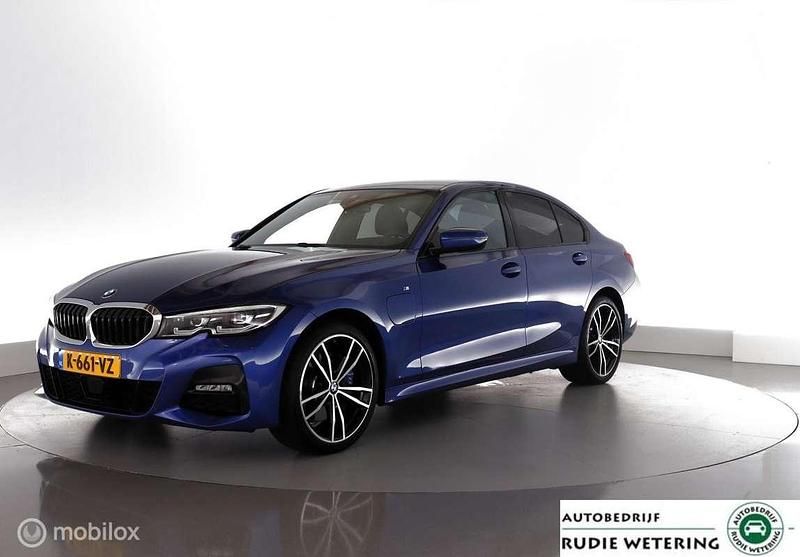 Blauw, metallic lak Gebruikt 2021 BMW 330e M Sport Sedan | € 36.950 (Eerlijke prijs) - Afbeelding 1/4