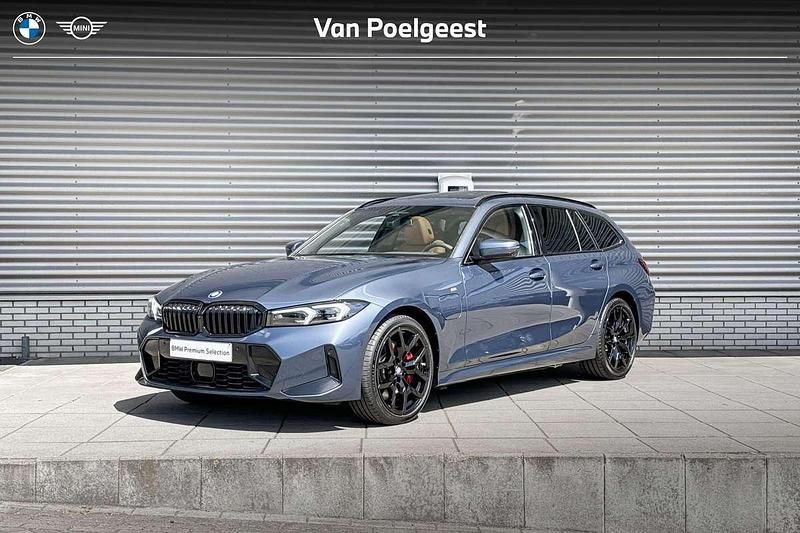 Arctic race blue metallic (blauw metallic) Gebruikt 2024 BMW 330e Basis Stationwagen | € 59.900 - Afbeelding 1/4