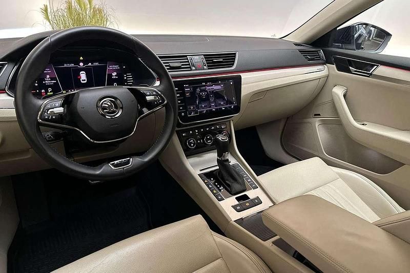 Occasion Skoda Superb LAURIN & KLEMENT 156 PK (114 kW) 2020 Plum blue Stationwagen