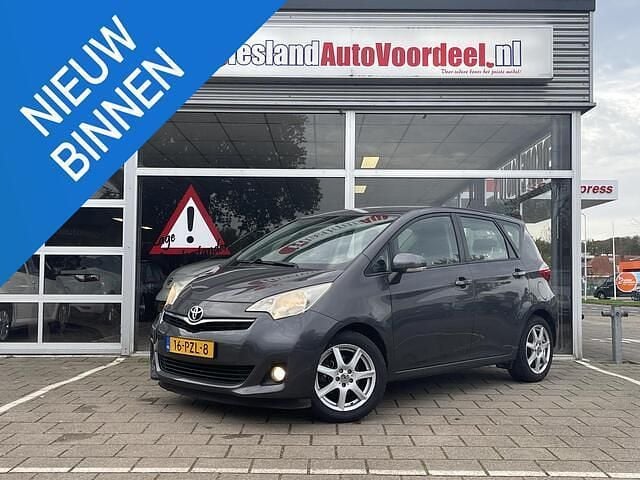 Grijs Gebruikt 2011 Toyota Verso-S MPV | € 4.999 (Eerlijke prijs) - Afbeelding 1/4