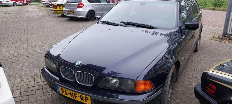 Blauw Gebruikt 2000 BMW 523 Executive Stationwagen | € 2.150 (Super prijs) - Afbeelding 1/4