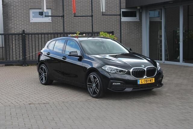 Zwart Gebruikt 2021 BMW 116 Hatchback | € 19.950 (Eerlijke prijs) - Afbeelding 1/4