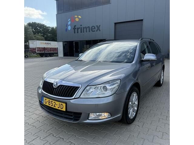 Grijs Gebruikt 2013 Skoda Octavia Elegance Stationwagen | € 5.500 (Eerlijke prijs) - Afbeelding 1/4