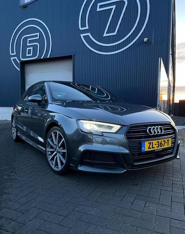 Grijs Gebruikt 2018 Audi A3 S-Line Sedan | € 17.950 (Iets duurder) - Afbeelding 1/4