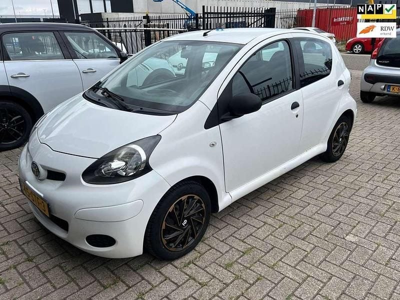 Wit Gebruikt 2011 Toyota Aygo Cool Hatchback | € 2.000 (Goede deal) - Afbeelding 1/4