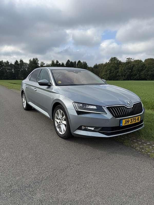 Grijs Gebruikt 2016 Skoda Superb Style Sedan | € 9.250 (Goede deal) - Afbeelding 1/4