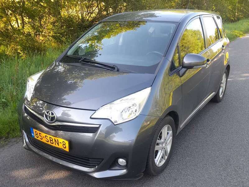 Grijs Gebruikt 2011 Toyota Verso-S MPV | € 9.250 (Eerlijke prijs) - Afbeelding 1/4