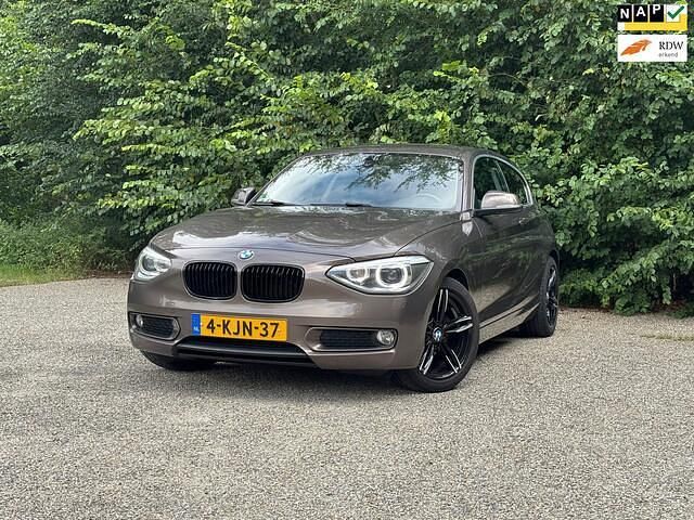 Bruin Gebruikt 2013 BMW 116 Sport Line Hatchback | € 4.950 (Eerlijke prijs) - Afbeelding 1/4