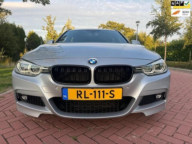 Grijs Gebruikt 2018 BMW 318 Executive Stationwagen | € 16.250 (Eerlijke prijs) - Afbeelding 1/4