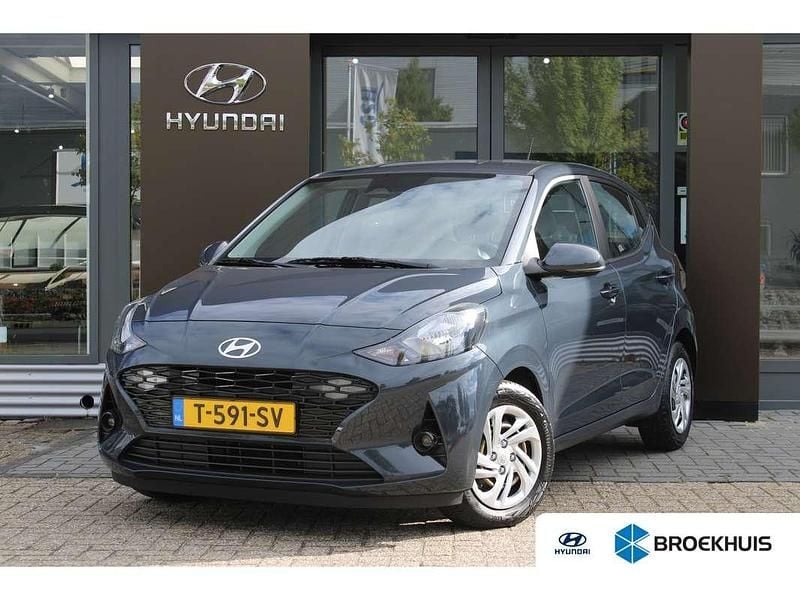 Grijs Gebruikt 2023 Hyundai i10 Comfort Hatchback | € 14.900 (Eerlijke prijs) - Afbeelding 1/4